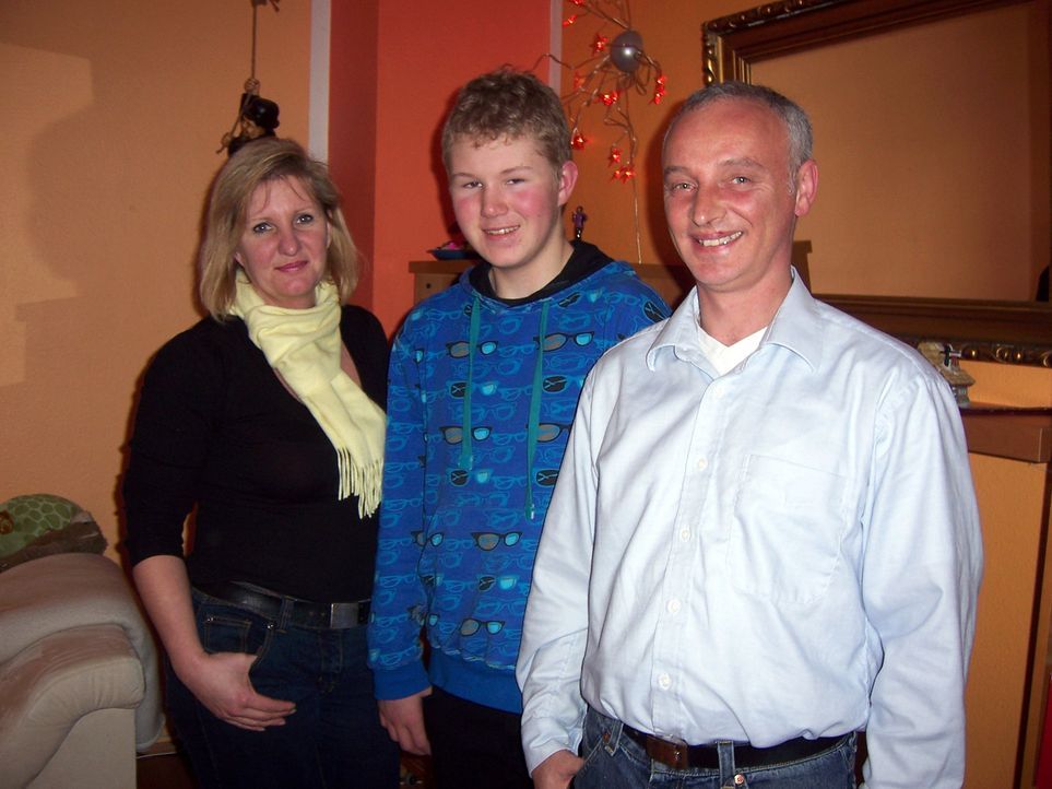 Starten ein neues Leben in Dänemark: Peter (r.), Elke (l.) und Sven Rudolff (M.) ... - Bildquelle: kabel eins