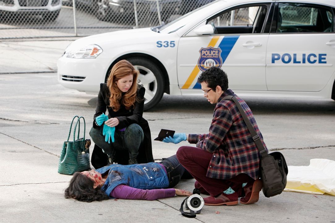 Dr. Megan Hunt (Dana Delany, l.) und Ethan Gross (Geoffrey Arend, r.) untersuchen die Leiche einer jungen Frau, die von einem Auto überfahren wurde... - Bildquelle: 2013 American Broadcasting Companies, Inc. All rights reserved.