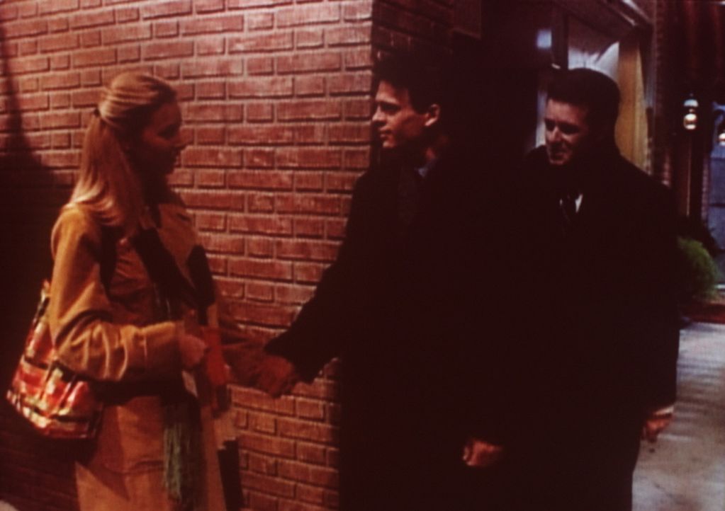 Phoebe (Lisa Kudrow, l.) und der Diplomat Sergei (Jim Pirri, M.) sind bei ihrer Verständigung auf den Dolmetscher Mischa (Stephen Kearney, r.) ange... - Bildquelle: TM+  2000 WARNER BROS.