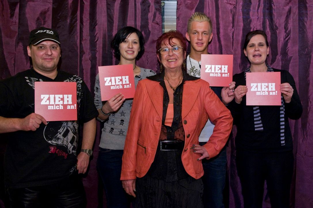 Sigrid (M.) erhält heute von Markus (l.), Daniela (2.v.l.), Norman (2.v.r.) und Dorothea (r.) ein passendes Outfit für die Überraschungsparty ihres... - Bildquelle: Martin Menke Sat.1