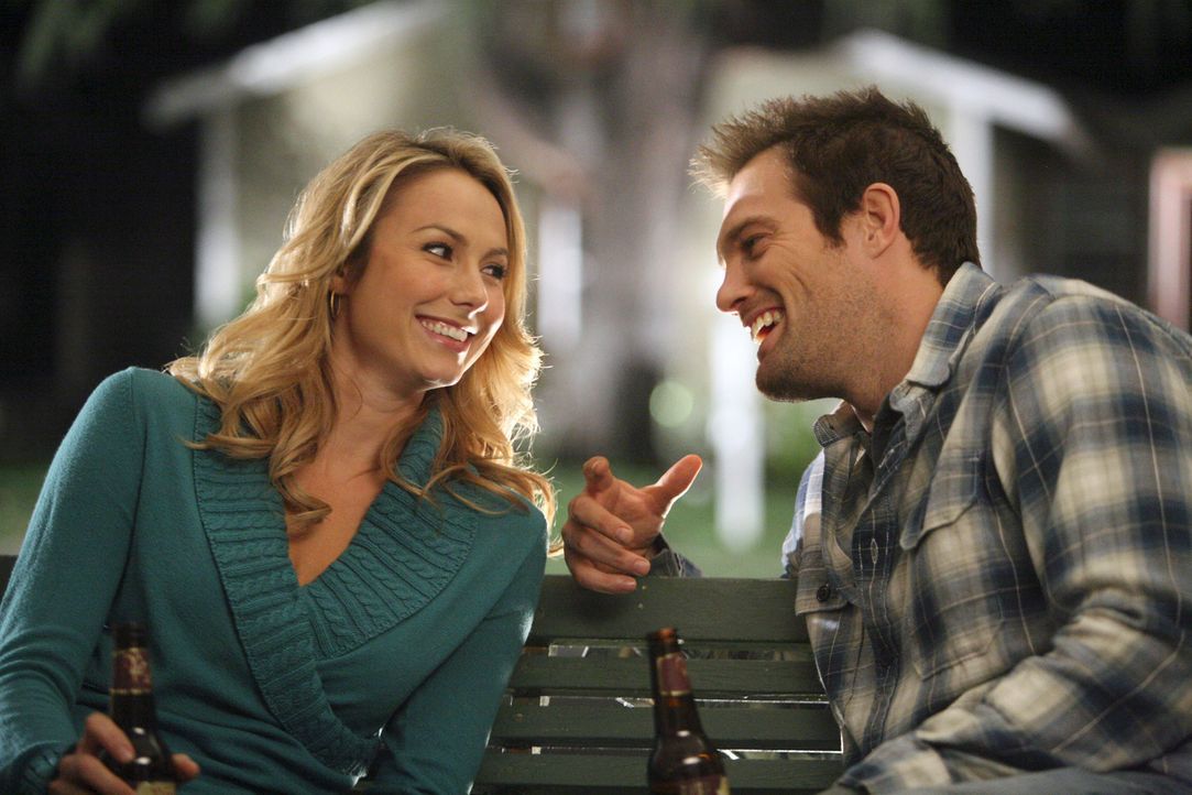 Fallen Eddie (Geoff Stults, r.) und Rory (Stacy Keibler, l.) in alte Gewohnheiten zurück? - Bildquelle: ABC Studios
