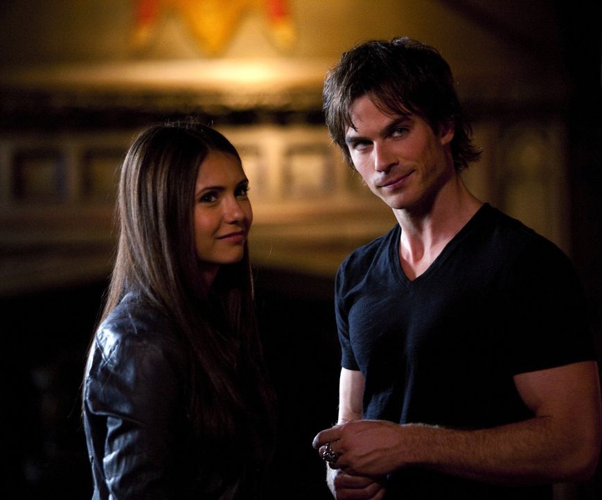 Elena (Nina Dobrev, l.) ist überrascht, dass Stefan ihr nichts von seinem Bruder Damon (Ian Somerhalder, r.) erzählt hat ... - Bildquelle: Warner Brothers