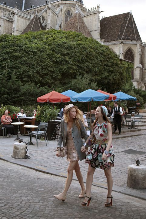 Serena (Blake Lively, l.) und Blair (Leighton Meester, r.) genießen das schöne Leben in der Stadt der Liebe: Paris ... - Bildquelle: Warner Brothers