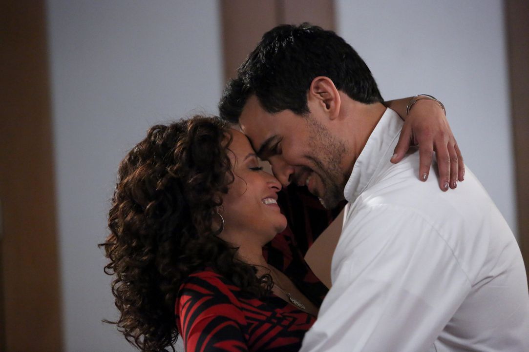 Hat ihre junge Liebe eine Chance? Javier (Ivan Hernandez, r.) und Zoila (Judy Reyes, l.) ... - Bildquelle: 2014 ABC Studios