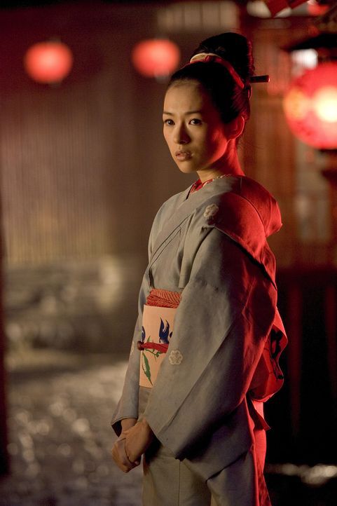Nachdem Chiyo (Ziyi Zhang) die triebhafte Hatsumomo beim Liebesspiel mit einem jungen Mann ertappt hat, ist sie deren massiven Schikanen ausgesetzt.... - Bildquelle: 2005 Sony Pictures Television International.