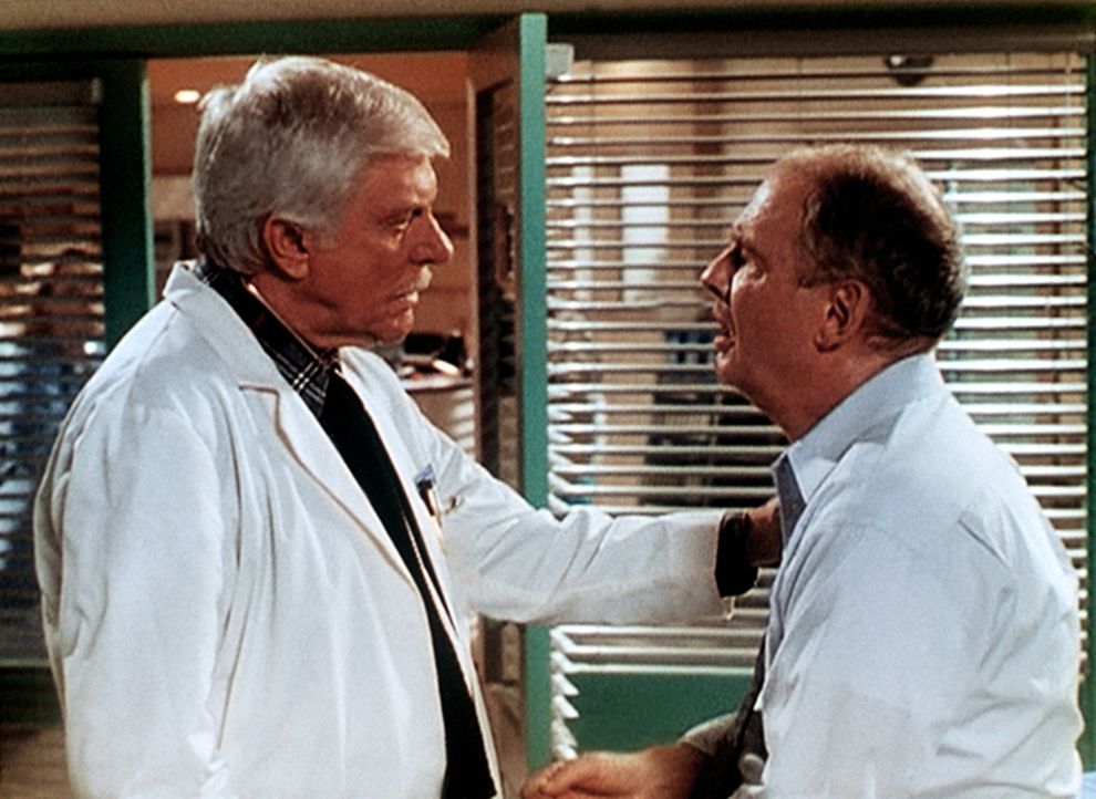 Dr. Mark Sloan (Dick Van Dyke, l.) leistet dem Chirurgen Ray Huxley (Nicholas Pryor, r.), einem alten Freund, der einen Herzinfarkt erlitten hat, er... - Bildquelle: Viacom