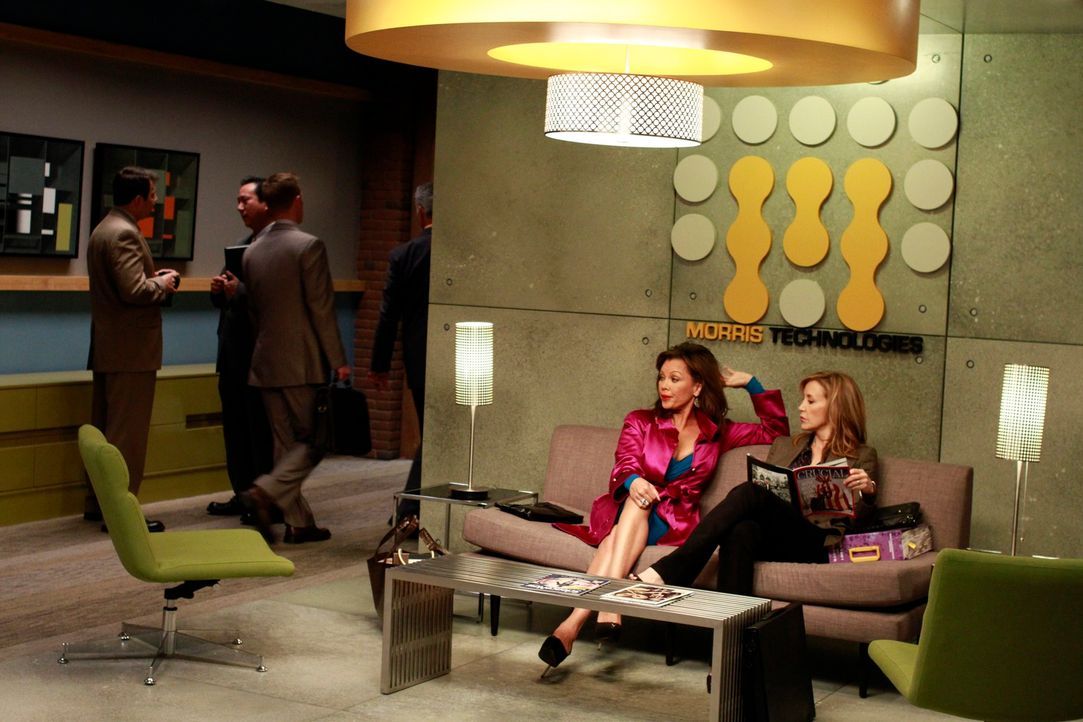 Tom möchte, dass Lynette (Felicity Huffman, r.) und Renee (Vanessa Williams, 2.v.r.) sein Büro einrichten, während Susan weiterhin versucht, Paul zu... - Bildquelle: ABC Studios