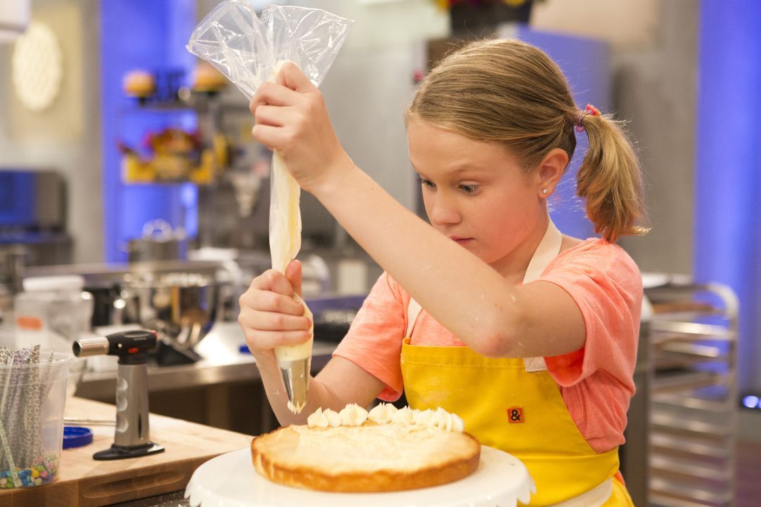 Das hatte sich Jane auch anders vorgestellt, aber jetzt muss sie, wie die anderen vier Kandidaten, darauf warten, was die Jury zu ihrem süßen Desser... - Bildquelle: Adam Rose 2015, Television Food Network, G.P.  All Rights Reserved.
