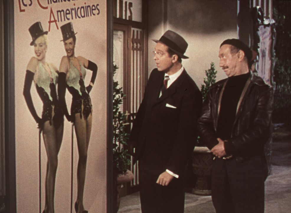 Durch ein Plakat muss der Millionärssohn Gus (Tommy Noonan, l.) erfahren, was seine Verlobte in Paris macht ... - Bildquelle: 20th Century Fox Film Corporation