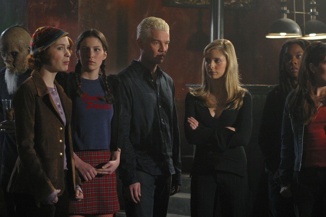 Die Macht des Bösen hat sich zurückgezogen. Dadurch haben Buffy (Sarah Michelle Gellar, 2.v.r.), Spike (James Marsters, M.) und ihre Freunde Zeit, w... - Bildquelle: TM +   Twentieth Century Fox Film Corporation. All Rights Reserved.