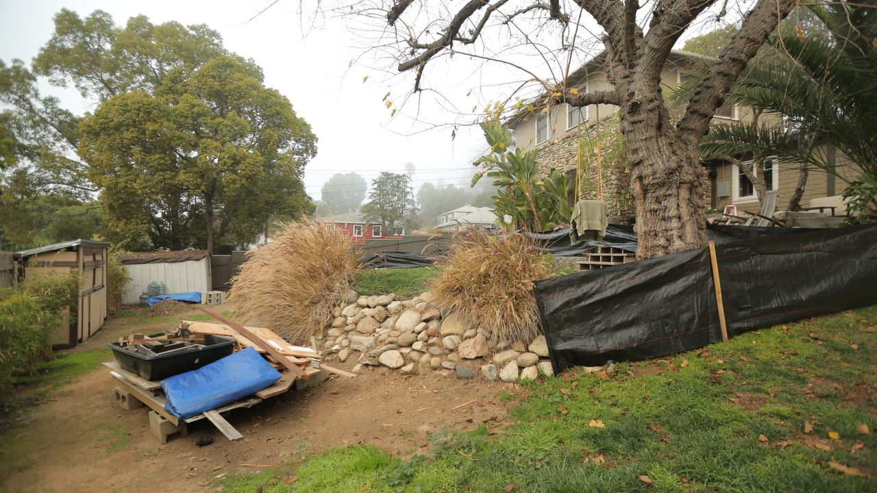 Bisher hatten Wyatt und Shelly keine Ideen, wie sie den aus mehreren Ebenen bestehenden Garten gestalten sollen, doch Gartendesignerin Sara Bendrick... - Bildquelle: 2014, DIY Network/Scripps Networks, LLC. All RIghts Reserved.