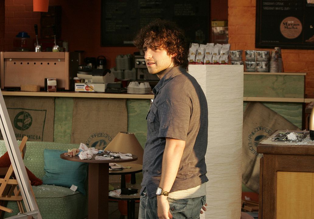 Ist seinem Bruder bei der Aufklärung eines neuen Falles behilflich: Charlie (David Krumholtz) ... - Bildquelle: Paramount Network Television