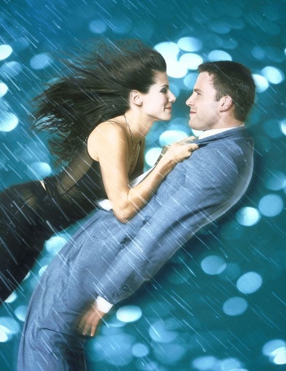 Auf die stürmische Art verlieben sich Sarah (Sandra Bullock, l.) und Ben (Ben Affleck, r.) ... - Bildquelle: TM+  1999 DreamWorks LLC. All Rights Reserved.