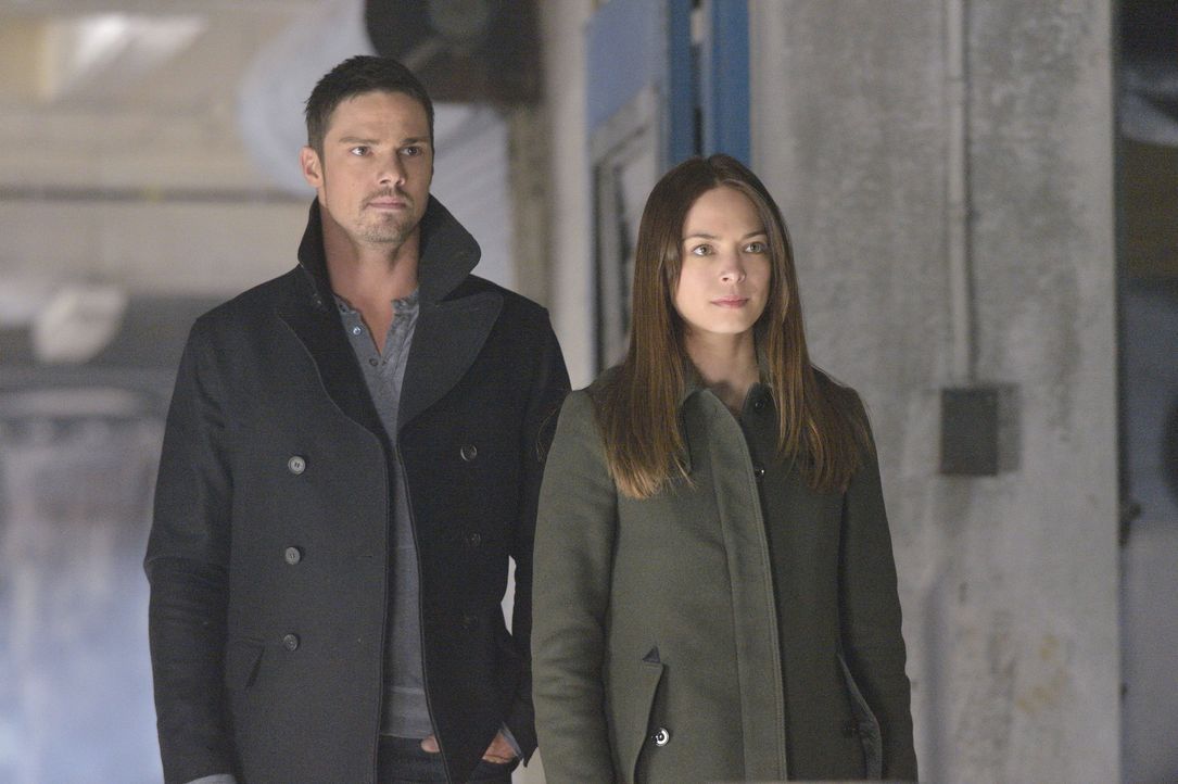 Während Gabe ein Einsatzkommando zusammenstellt, um Vincent hinter Gitter zu bringen, ist FBI Agent Knox auf Cat (Kristin Kreuk, r.) und Vincents (J... - Bildquelle: 2013 The CW Network, LLC. All rights reserved.