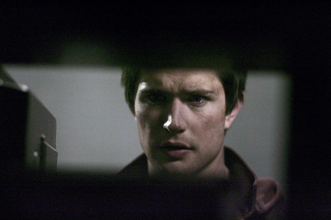 Mysteriöse Visionen: Kyle (Matt Dallas) kommt dem Geheimnis seiner Herkunft in den verlassenen Gebäuden von Zzyzx immer näher ... - Bildquelle: TOUCHSTONE TELEVISION