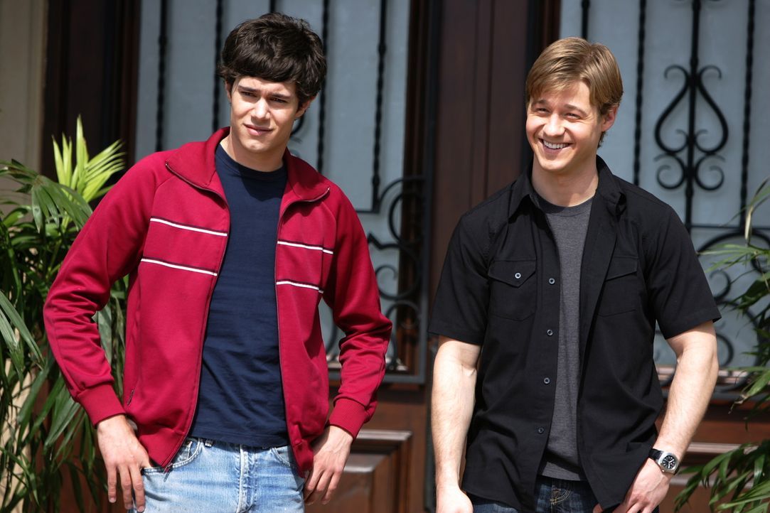 Noch haben Seth (Adam Brody, l.) und Ryan (Benjamin McKenzie, r.) keine Ahnung was zwischen Trey und Marissa war ... - Bildquelle: Warner Bros. Television