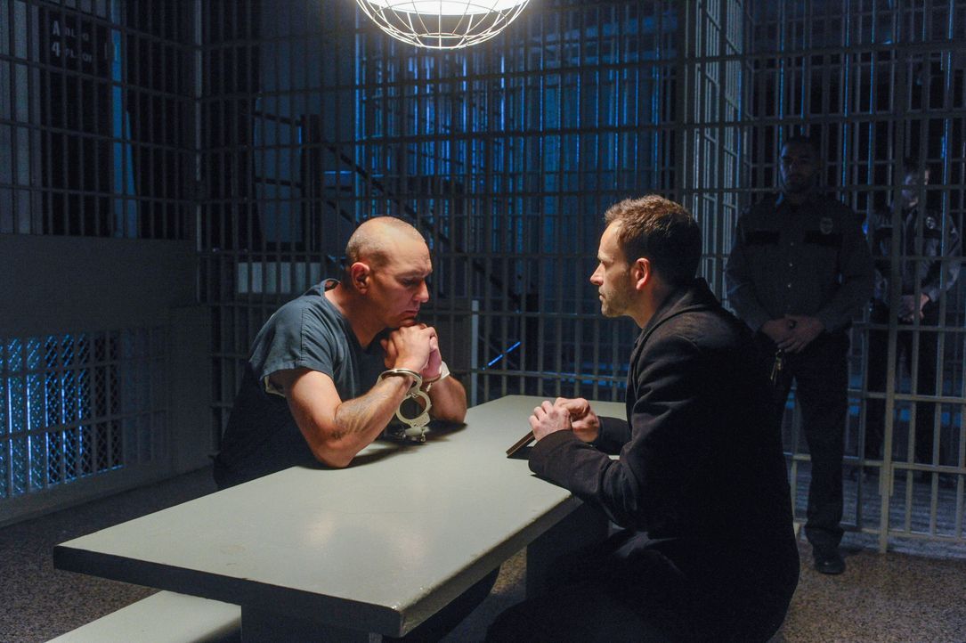 Sherlock Holmes (Jonny Lee Miller, r.) setzt seine Jagd auf Moriarty fort, als er von Sebastian Moran (Vinnie Jones, l.) erfährt, dass ein Mann, der... - Bildquelle: CBS Television