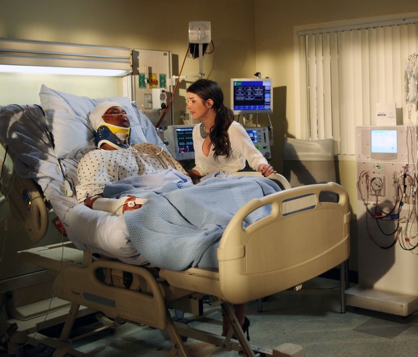 Annie (Shenae Grimes, l.) besucht Dixon (Tristan Wilds, l.), der einen schweren Autounfall hatte, im Krankenhaus. Wird er jemals wieder gesund werden? - Bildquelle: 2012 The CW Network. All Rights Reserved.