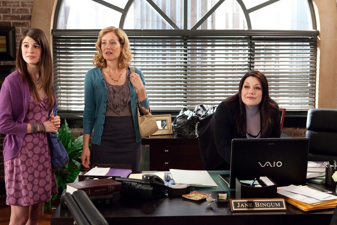 Abby (Amelia Rose Blaire, l.) und ihre Mutter (Kari Coleman, M.) suchen Hilfe bei Jane (Brooke Elliott, r.), denn Abby ist einem Cybermobbing zum Op... - Bildquelle: 2009 Sony Pictures Television Inc. All Rights Reserved.