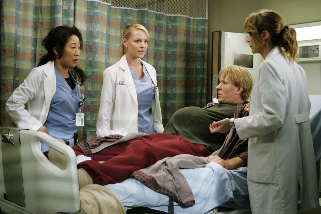 Meredith (Ellen Pompeo, r.), Cristina (Sandra Oh, l.) und Izzie (Katherine Heigl, 2.v.l.) haben sich einen Patienten (Joseph Sikora, 2.v.r.) aus der... - Bildquelle: Touchstone Television