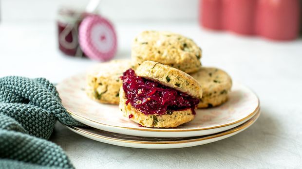 Herzhafte Scones mit Zwiebelchutney | Rezept aus Enie backt