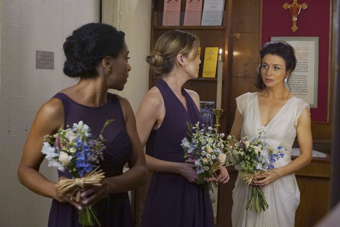 Meredith (Ellen Pompeo, M.) und Maggie (Kelly McCreary, l.) stehen Amelia (Caterina Scorsone, r.) zur Seite, als sie zu zweifeln beginnt. Währenddes... - Bildquelle: Byron Cohen ABC Studios