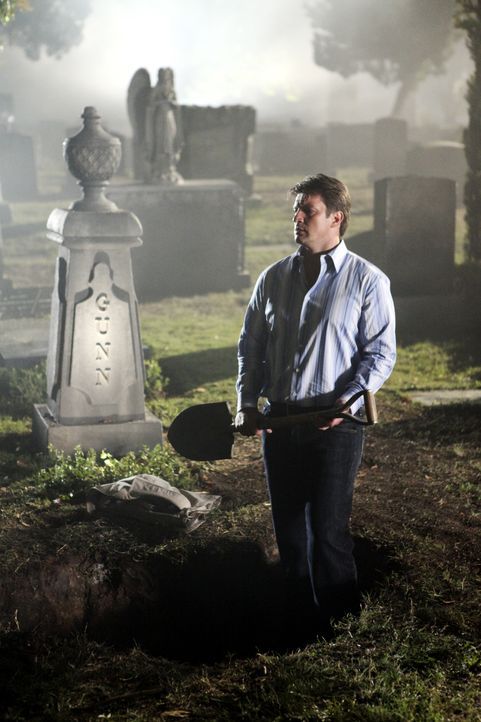 Eine Schatzkarte führt Richard Castle (Nathan Fillion) auf einen Friedhof. - Bildquelle: 2010 American Broadcasting Companies, Inc. All rights reserved.