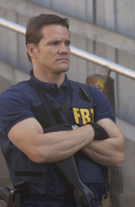 Gemeinsam mit Don, David und Charlie versucht FBI-Agent Colby Granger (Dylan Bruno) Julia und Diane Rausch zu finden ... - Bildquelle: Paramount Network Television