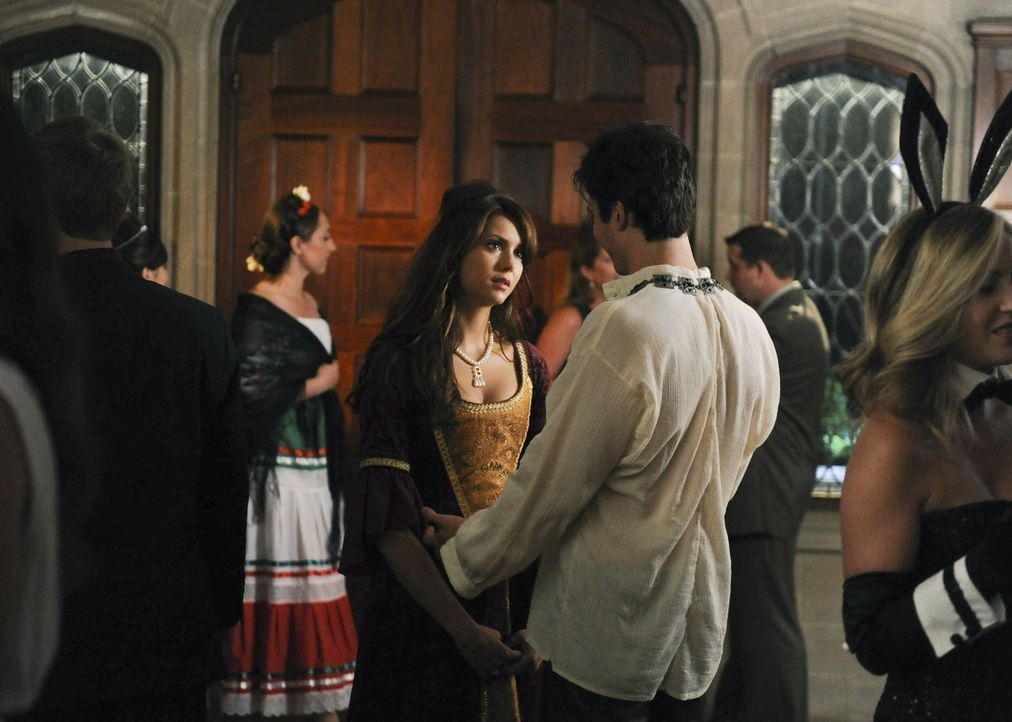 Elena (Nina Dobrev, l.) geht mit Damon (Ian Somerhalder, r.) auf den historischen Ball in Whitmore, wo sie eine verstörende Nachricht erhält ... - Bildquelle: Warner Brothers