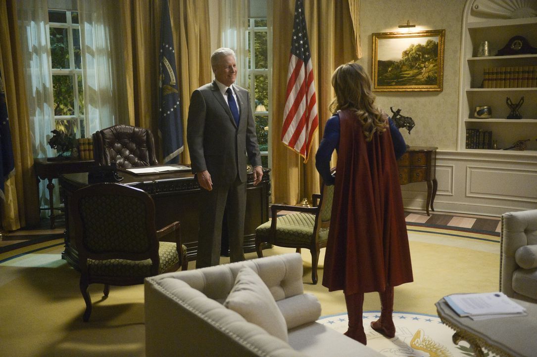 Präsident Baker (Bruce Boxleitner, l.); Kara alias Supergirl (Melissa Benoist, r.) - Bildquelle: Sergei Bachlakov 2018 The CW Network, LLC. All Rights Reserved.