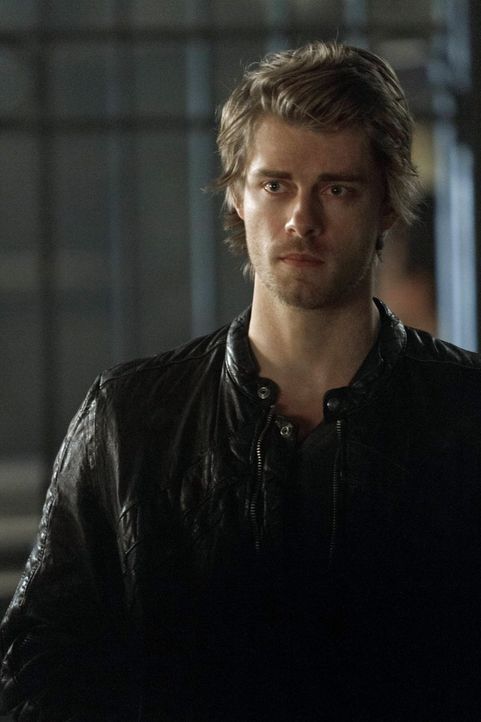 Selbst nachdem Roger wieder von den Toten auferstanden ist, kann John (Luke Mitchell) seine Schuldgefühle nicht abstellen ... - Bildquelle: Warner Bros. Entertainment, Inc