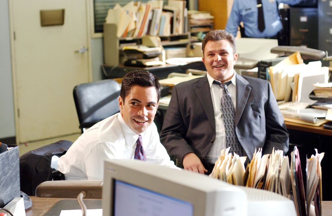 Als Detective Nick Vera (Jeremy Ratchford, l.) und Detective Scott Valens (Danny Pino, r.) den Fall einer 1979 vermissten jungen Frau wieder aufnehm... - Bildquelle: Warner Bros. Television