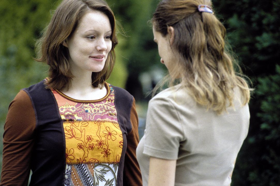 Johanna (Lavinia Wilson, l.) begrüßt ihre beste Freundin Jasmin (Annabelle Lachatte, r.). - Bildquelle: Sat.1