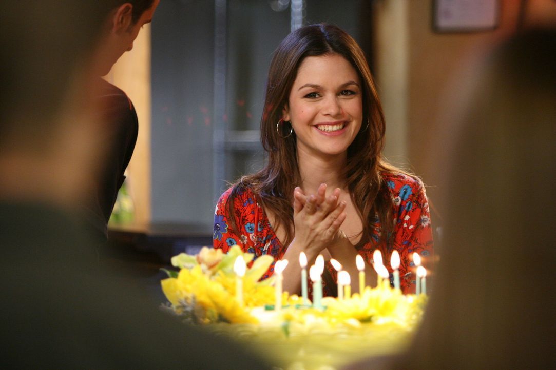 Summer (Rachel Bilson) freut sich für Taylor, denn Ryan hat für sie eine Geburtstagsparty organisiert ... - Bildquelle: Warner Bros. Television