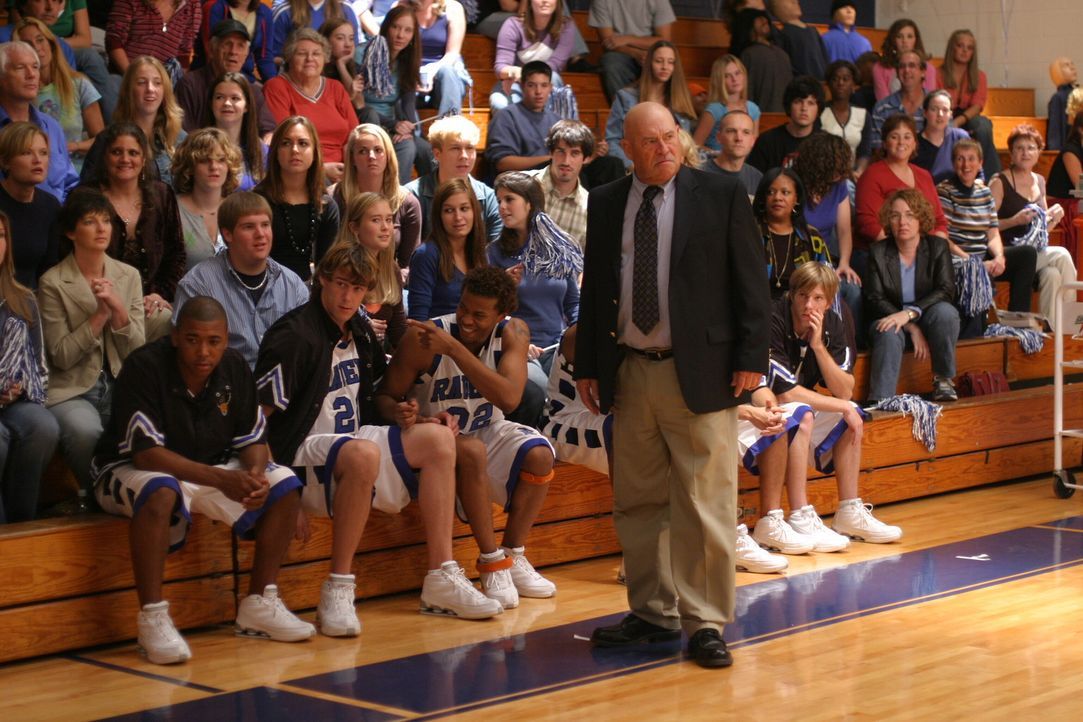 Coach Whitey (Barry Corbin, stehend) verfolgt das Spiel mit Spannung. Er weiß, dass seine Mannschaft nicht in Topform ist .... - Bildquelle: Warner Bros. Pictures