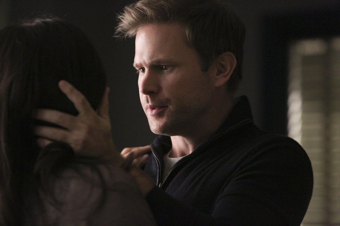 Erschrocken muss Alaric (Matthew Davis) erkennen, dass Jo doch nicht so stark ist, wie er erwartet hatte ... - Bildquelle: Warner Bros. Entertainment, Inc