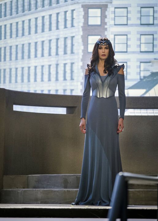 Als Rhea (Teri Hatcher) in National City auftaucht, läuten bei Supergirl alle Alarmglocken. Was hat die Feindin und Mutter von Mon-El vor? - Bildquelle: 2016 Warner Brothers