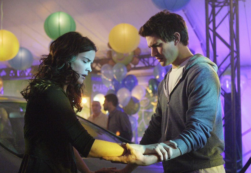 Als sich die beiden berühren, kann Kyle (Matt Dallas, r.), die Visionen von Jessi (Jaimie Alexander, l.) wahrnehmen. Er sieht einen Brand bei Zzyzx... - Bildquelle: TOUCHSTONE TELEVISION