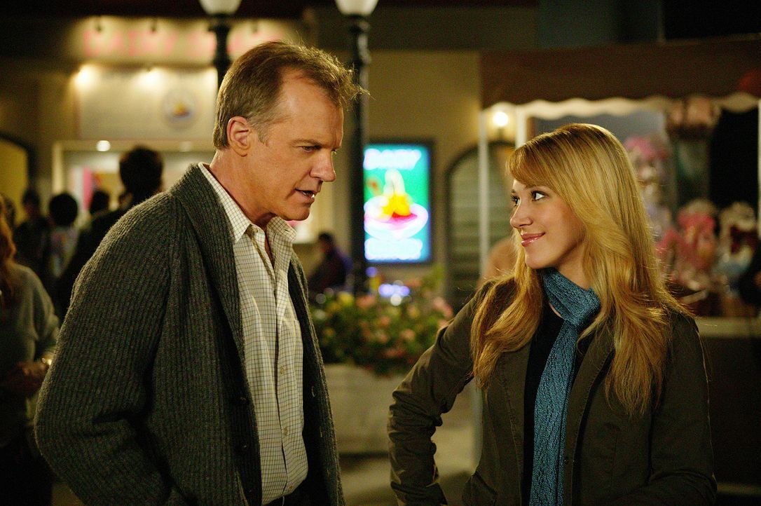 Während einer Unterhaltung mit Sandy (Haylie Duff, r.) wird Eric (Stephen Collins, l.) klar, dass sie recht glücklich zu sein scheint ... - Bildquelle: The WB Television Network