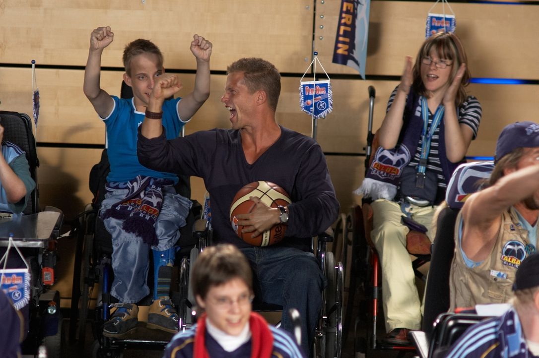 Weil er dem Sohn seiner Angebeteten imponieren will, markiert der kerngesunde Bauarbeiter Fred (Til Schweiger, M.) einen Rollstuhlfahrer, da man sch... - Bildquelle: Senator Film