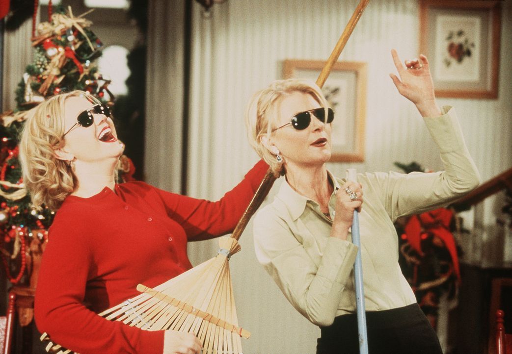 Hilda (Caroline Rhea, l.) und Zelda (Beth Broderick, r.) lassen sich allerhand einfallen, um Mr. Kraft ein vergnügliches Weihnachtsfest zu bereiten. - Bildquelle: Paramount Pictures
