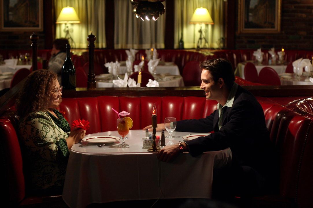 1989, der gutaussehende Ramon Delgado (Bruno Campos, r.) verabredet sich mit Martha Puck (Emily Nelson, l.) in einem Restaurant ... - Bildquelle: Warner Bros. Television