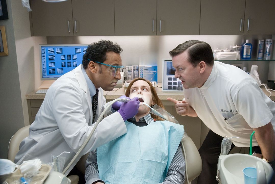 Dr. Bertram Pincus (Ricky Gervais, r.) ist ein New Yorker Zahnarzt der äußerst mürrischen Sorte. Mit seinen Patienten (Téa Leoni, M.) spricht er nur... - Bildquelle: MMVIII DREAMWORKS LLC AND SPYGLASS ENTERTAINMENT FUNDING, LLC. All rights reserved.