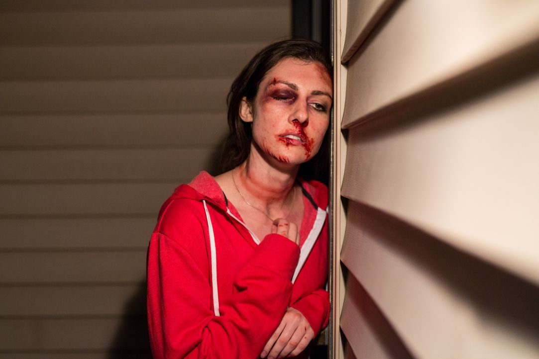 Carrie (Ashley Armstrong) wird auf dem Heimweg von einem Barbesuch entführt und unglaublicher Folter ausgesetzt. Der Täter droht ihr damit, ihre Kin... - Bildquelle: Darren Goldstein Cineflix 2015