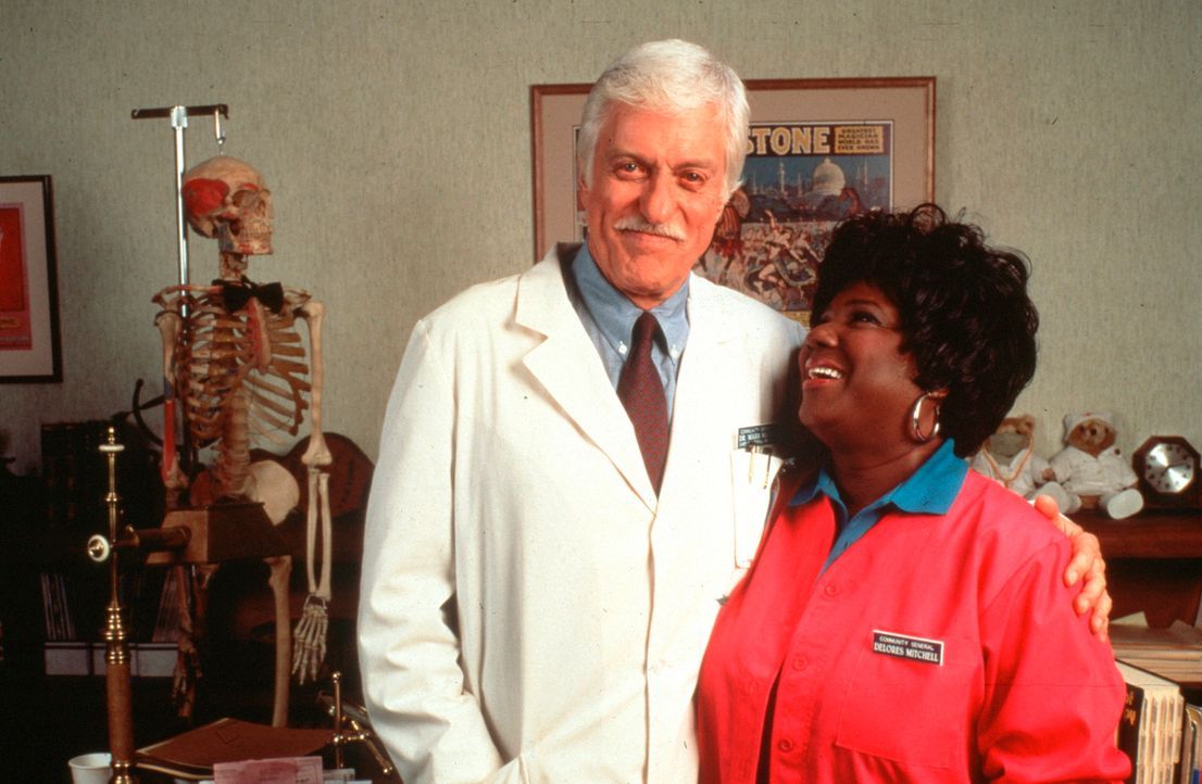Dr. Sloan (Dick Van Dyke, l.) mit seiner Vertrauten Delores (Delores Hall, r.). - Bildquelle: Viacom