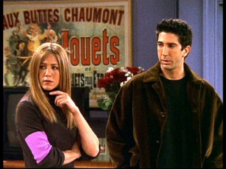 Rachel (Jennifer Aniston, l.) ist sauer, weil Ross (David Schwimmer, r.) sich mit ihrer Schwester verabredet hat ... - Bildquelle: TM+  2000 WARNER BROS.