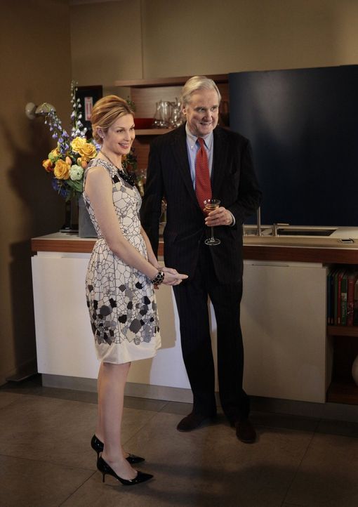 Nicht ganz uneigennützig hat Lily (Kelly Rutherford, l.) den Gesellschaftsreporter David Patrick Columbia (David Patrick Columbia, r.) zu einem Fami... - Bildquelle: Warner Bros. Television