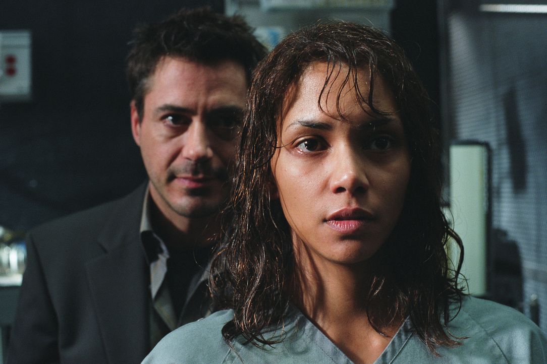 Dr. Pete Graham (Robert Downey Jr., l.) konfrontiert seine Kollegin, die erfolgreiche Kriminal-Psychologin Dr. Miranda Grey (Halle Berry, r.), mit d... - Bildquelle: 2004 Sony Pictures Television International. All Rights Reserved.