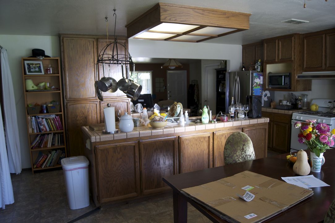 Aus alt wird neu: So sah die Küche vor der Renovierung aus ... - Bildquelle: 2012, DIY Network/Scripps Networks, LLC.  All Rights Reserved.