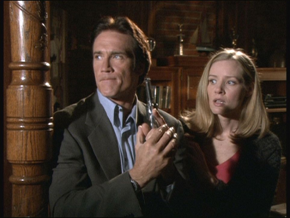 Steve (Barry Van Dyke, l.) und Ellen (Kim Quinn, r.) haben sich in das Hauptquartier einer Sekte eingeschlichen und befürchten, entdeckt zu werden. - Bildquelle: Viacom